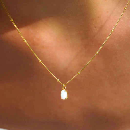 Alizée™ | Collier en perles dorées avec pendentif en opale bijou élégant et lumineux