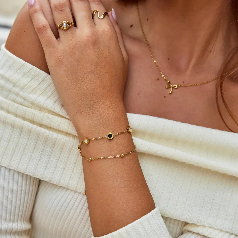 Victoiria™ | Bracelet en Onyx et Pierre Blanche Élégance Contrastée et Raffinement