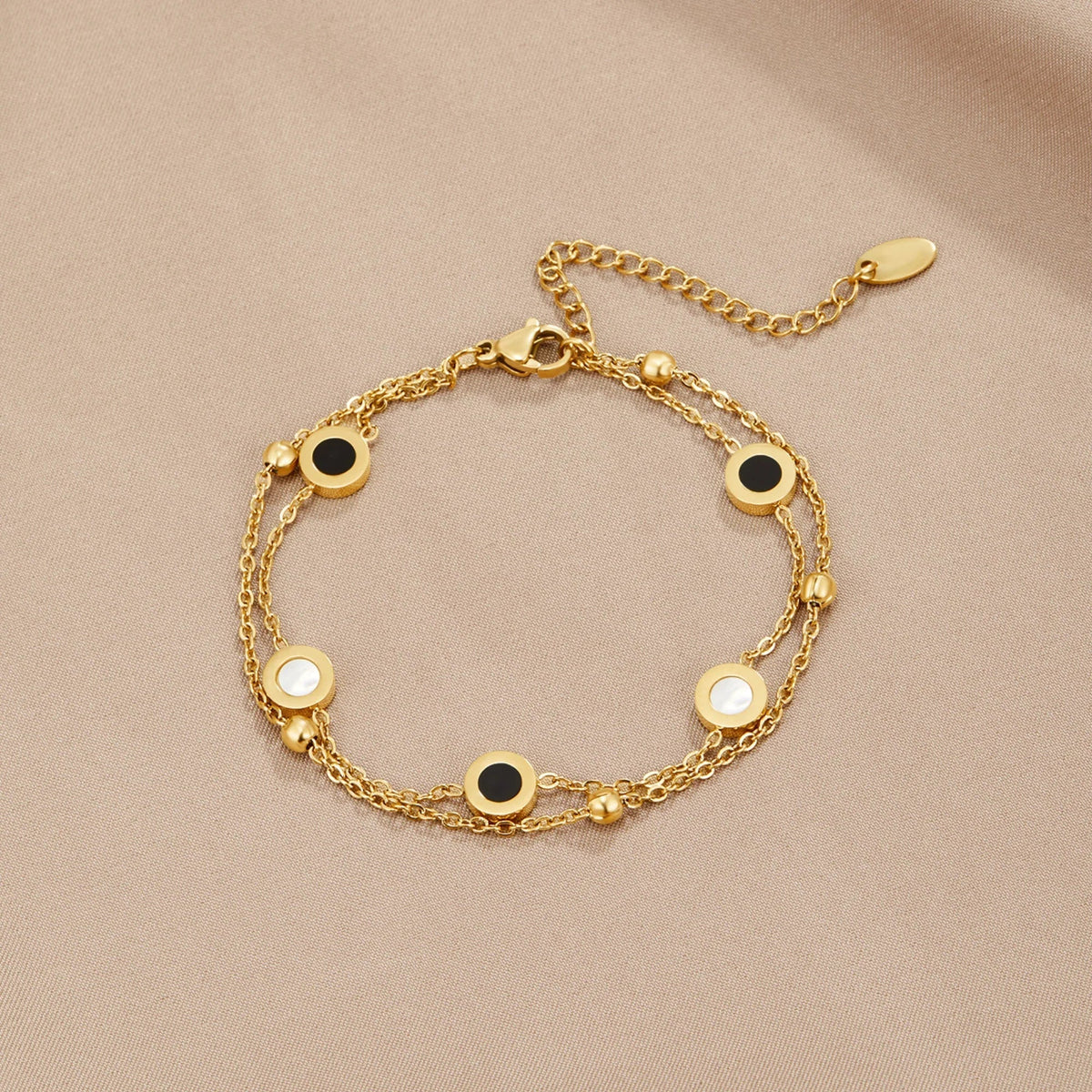 Victoiria™ | Bracelet en Onyx et Pierre Blanche Élégance Contrastée et Raffinement