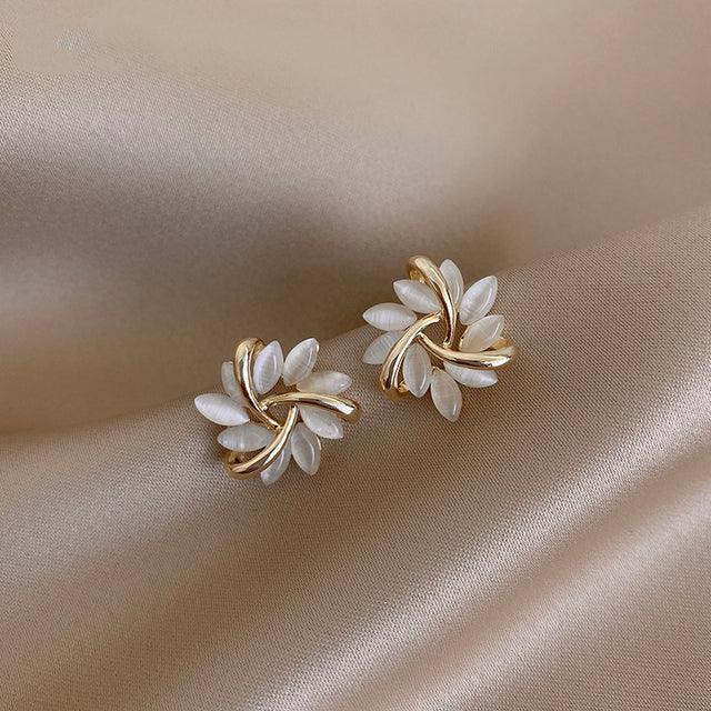 Charlottia™ | Boucles d'oreilles en Or avec Fleurs d'Opale Doré éclatant et délicates