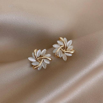 Charlottia™ | Boucles d'oreilles en Or avec Fleurs d'Opale Doré éclatant et délicates