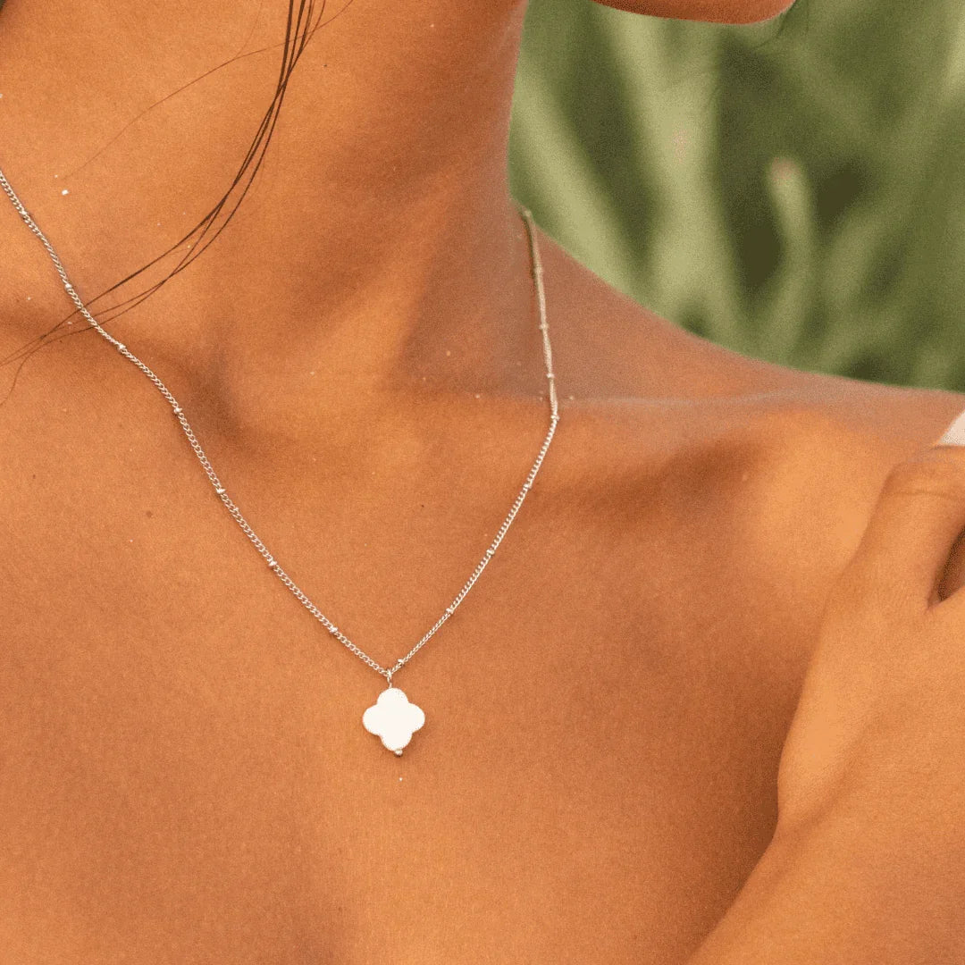 Isalina™ | Collier Pendentif Carreaux d'Été Éclat estival et élégance rayonnante