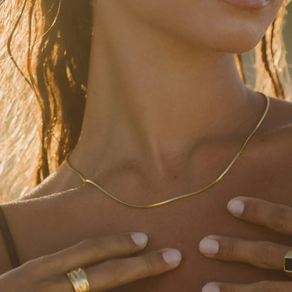 Célestia™ | Pièce Choker Carré en Or Serpent Doré éclatant et allure résolument chic