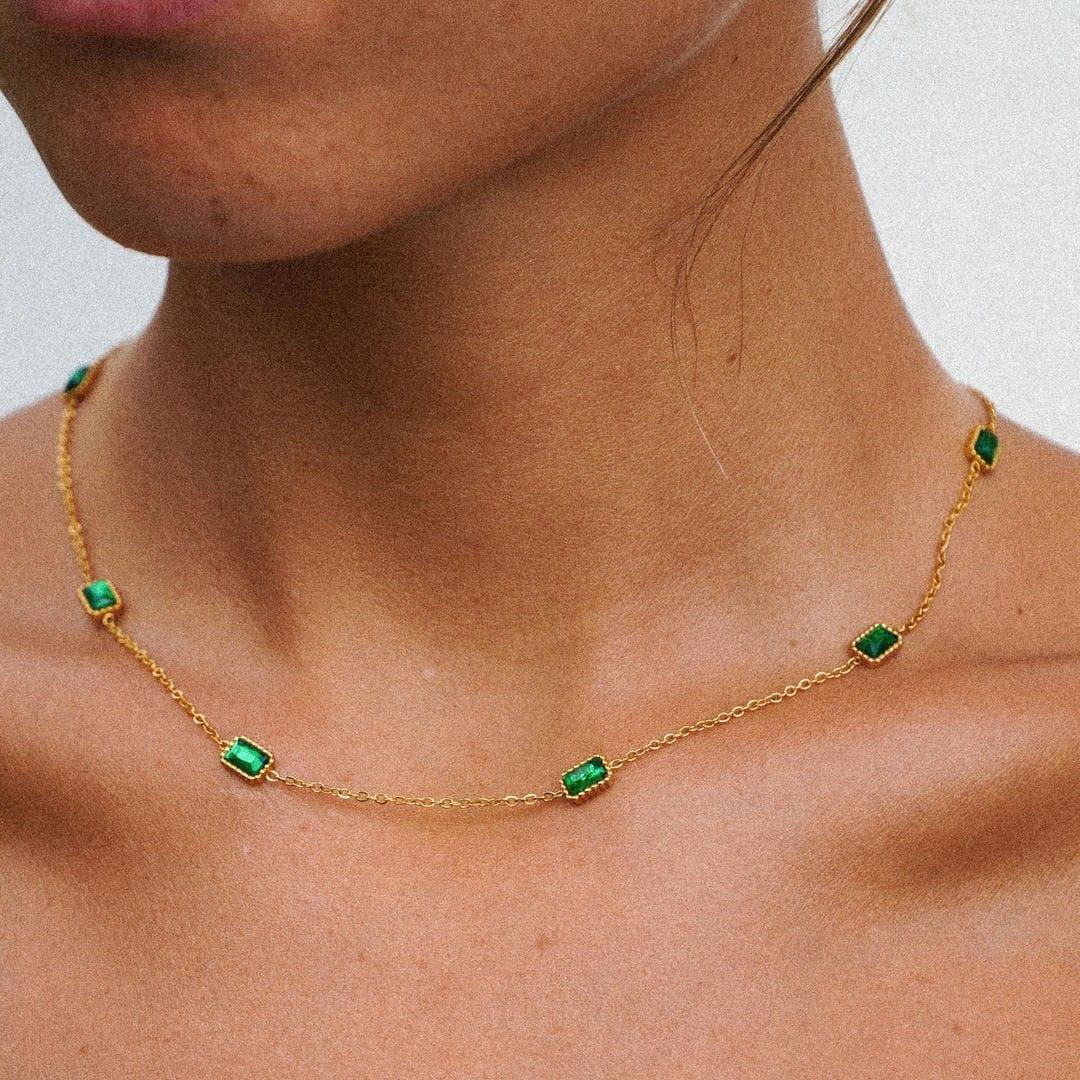 Apolliane™ | Collier en chaîne dorée serti d'une pierre verte