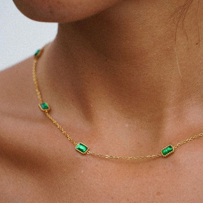 Apolliane™ | Collier en chaîne dorée serti d'une pierre verte