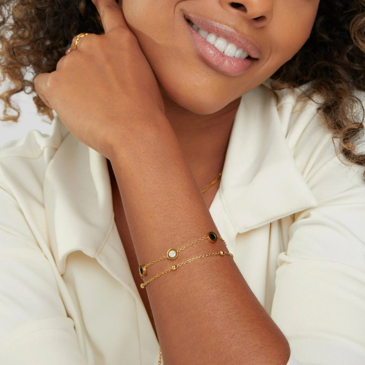 Victoiria™ | Bracelet en Onyx et Pierre Blanche Élégance Contrastée et Raffinement