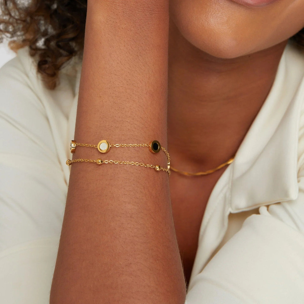 Victoiria™ | Bracelet en Onyx et Pierre Blanche Élégance Contrastée et Raffinement