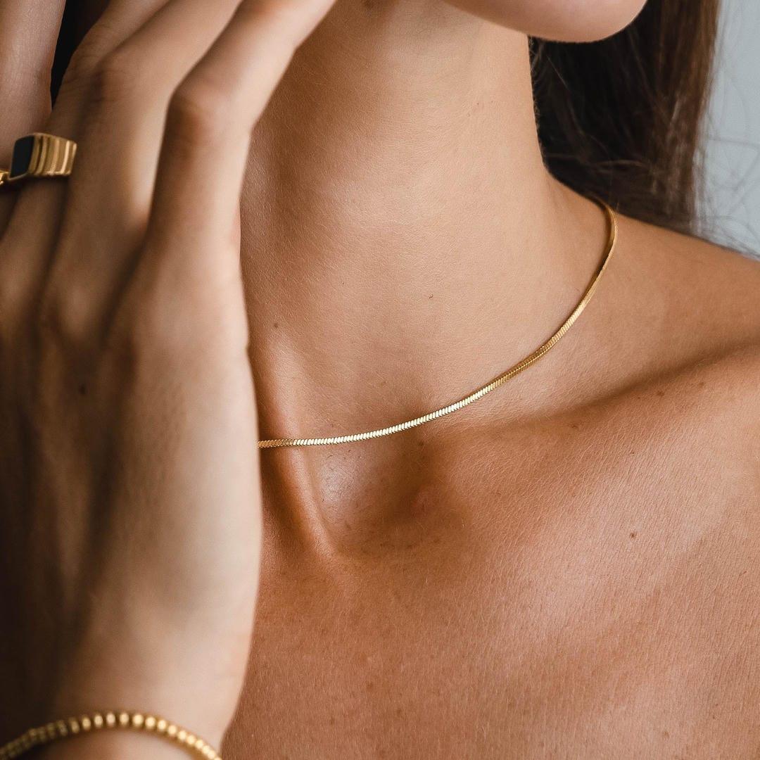 Célestia™ | Pièce Choker Carré en Or Serpent Doré éclatant et allure résolument chic